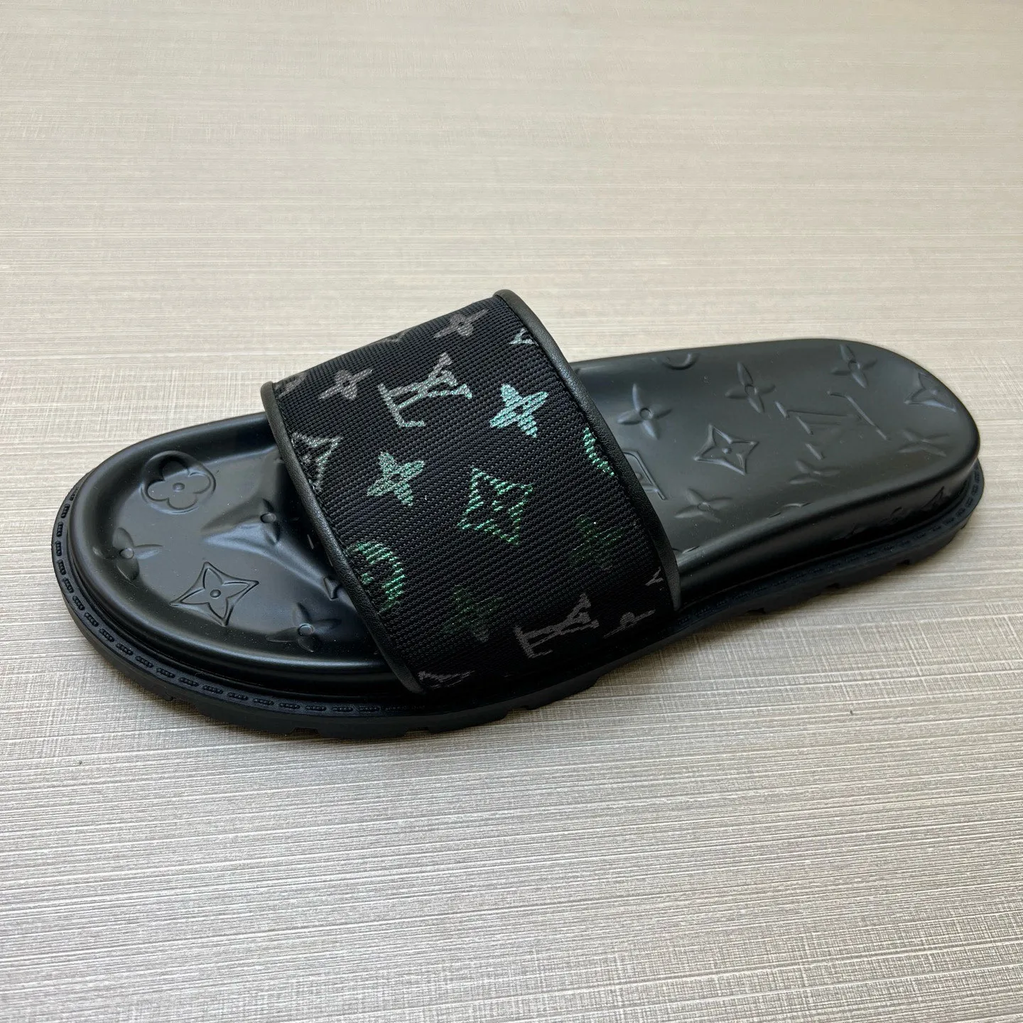 P270🏆Louis Vuitton 🏆[Louis Vuitton] Spring/Summer 2025 [Men's Flip Flops] 🎯🎯As an active family in the fashion industry ⭐ Lv is characterized by bold innovation ⚡Create this casual business style for Chinese fashionable men ✨The fabric is made of imported high-grade cowhide 🔥 Clean and neat ⚡Fashionable and elegant🌹Breathable, sweat-absorbent and deodorant👈So luxurious, high-end and domineering. 👍Must be sold if you repost the picture. Number of yards: 38--46. Color: 🎉 For large quantities. Welcome to repost.